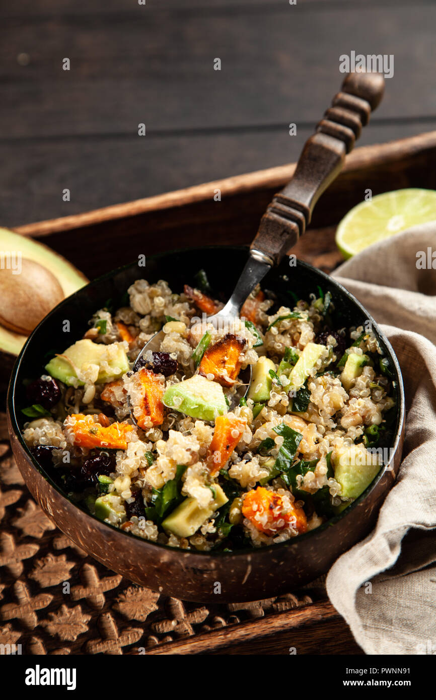 Quinoa Salat in eine Schüssel geben. Stockfoto