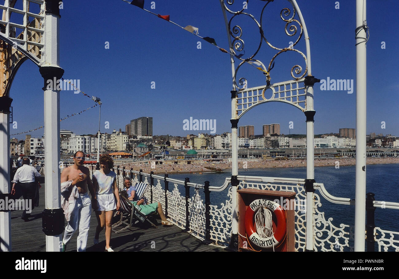 Palace Pier, Brighton, East Sussex, England, UK. Ca. 80er Stockfoto