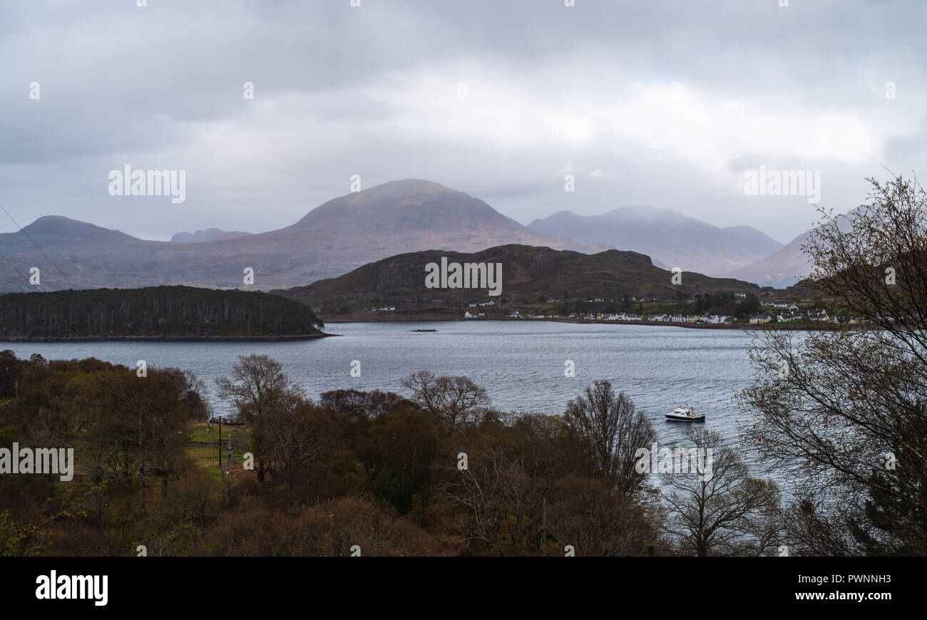 Feder am Loch Shieldaig und Eilean Dughaill in der Nähe von Ardheslaig, Sangerhausen, Schottland, Großbritannien Stockfoto