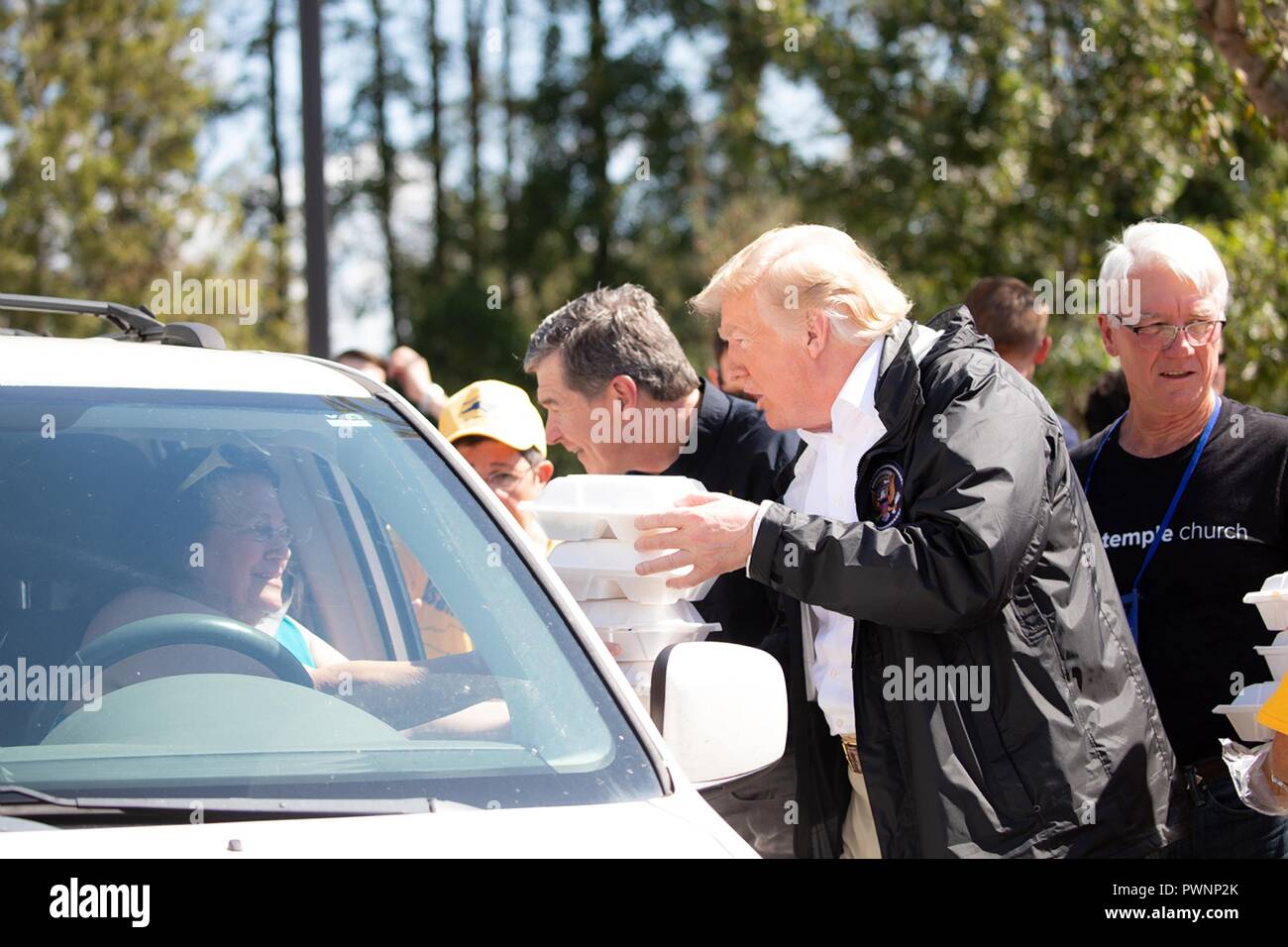 Us-Präsident Donald Trump Vorlagen in das Austeilen der Mahlzeiten für die Opfer von Hurrikan Florenz an der Temple Baptist Church September 19, 2018 in New Bern, North Carolina. Florenz gedumpten Rekordmengen von Regen entlang der North & South Carolina coast verursachen Hochwasser bedroht weite. Stockfoto