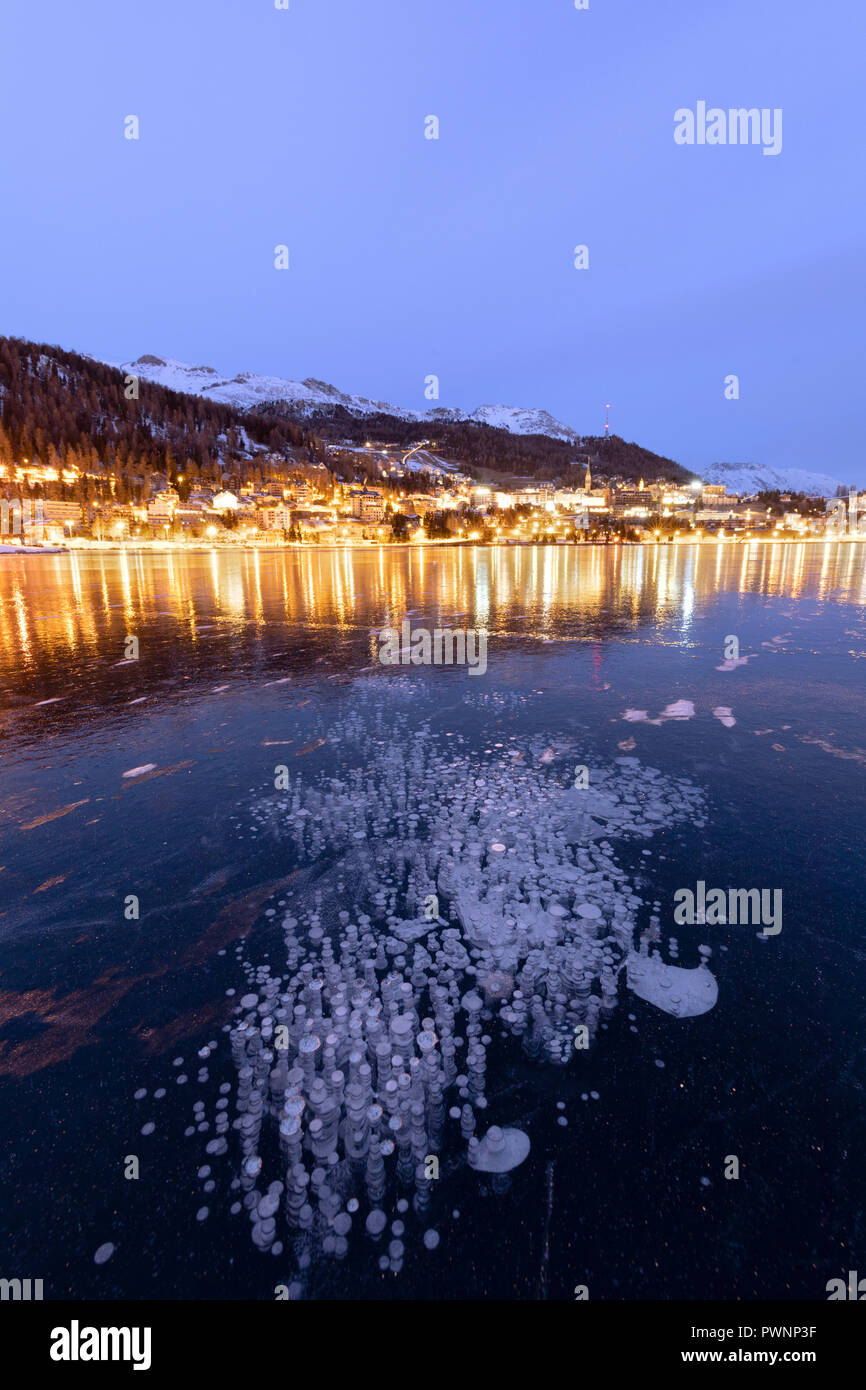 Eis Luftblasen in den zugefrorenen See St Moritz, Kanton Graubünden, Engadin, Schweiz eingeschlossen Stockfoto