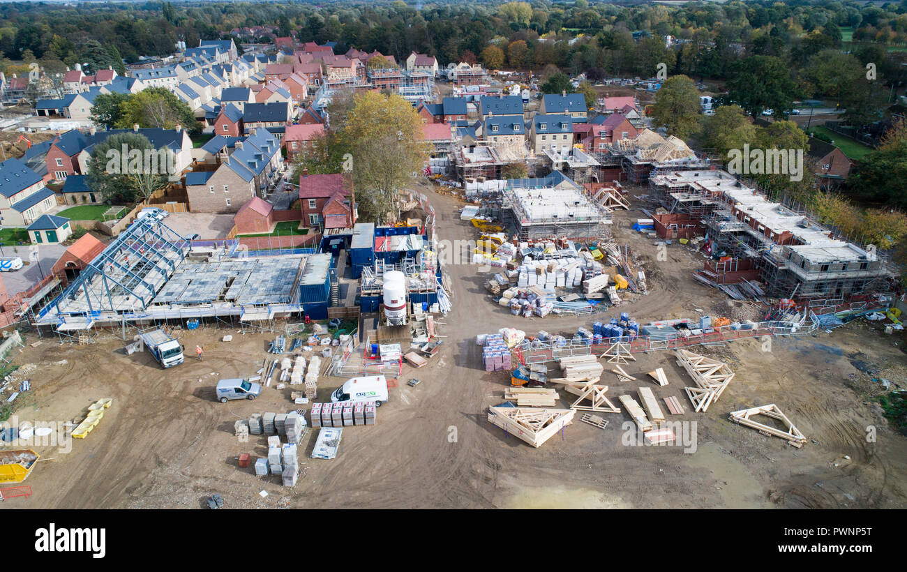 Luftbild der Neuen Crest Nicholson Wohnungen in Brampton, Cambs gebaut wird. Das Unternehmen heute eine Gewinnwarnung. Housebuilder Crest Nicholson hat davor gewarnt, dass die Gewinne niedriger sein wird als nach Käufern erwartet wurden vom "politischen und wirtschaftlichen Unsicherheiten' als Brexit Webstühle. Es kam als die offiziellen Zahlen der jährlichen Haus Preis Wachstum im August zeigte auf ein Fünf-jahres-Tief von 3,2% gerutscht, mit London das Schlimmste - Durchführen der Region als die Preise um 0,2% sank. Stockfoto