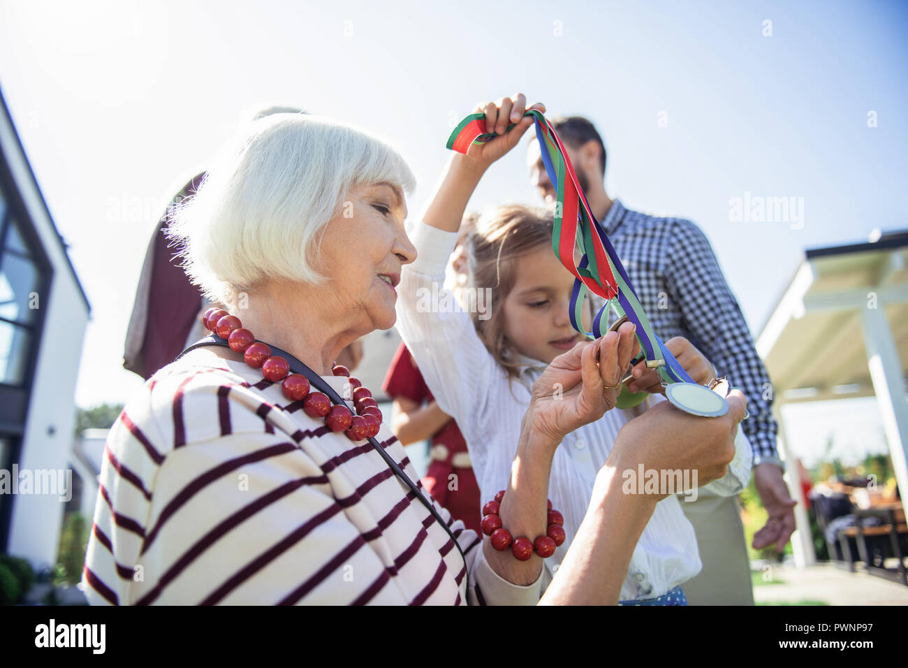 Gerne blonde weibliche Person an Medaillen Suchen Stockfoto