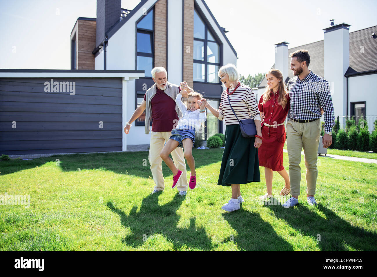 Charmante blonde reife Frau Ihr grandkid Stockfoto