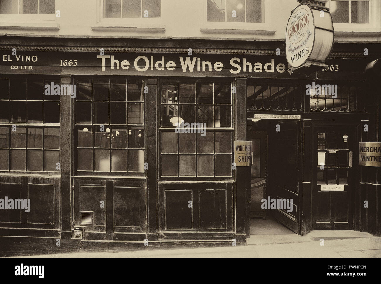 Das Olde Wein Schattierungen, El Vino Wein Bar, Martin Lane, London, England, UK. Ca. 80er Stockfoto