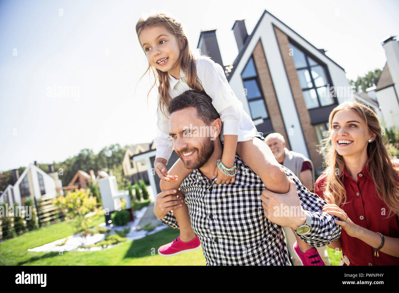 Emotionale langhaarige Frau an ihre Tochter suchen Stockfoto