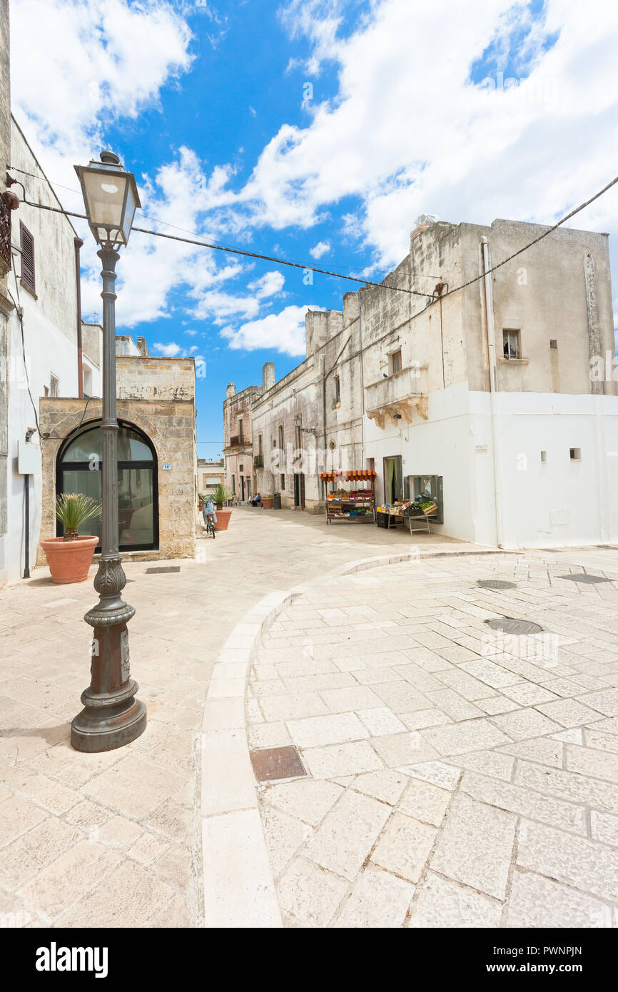 Specchia, Apulien, Italien - Historische Kreuzung in der Altstadt von Soecchia Stockfoto