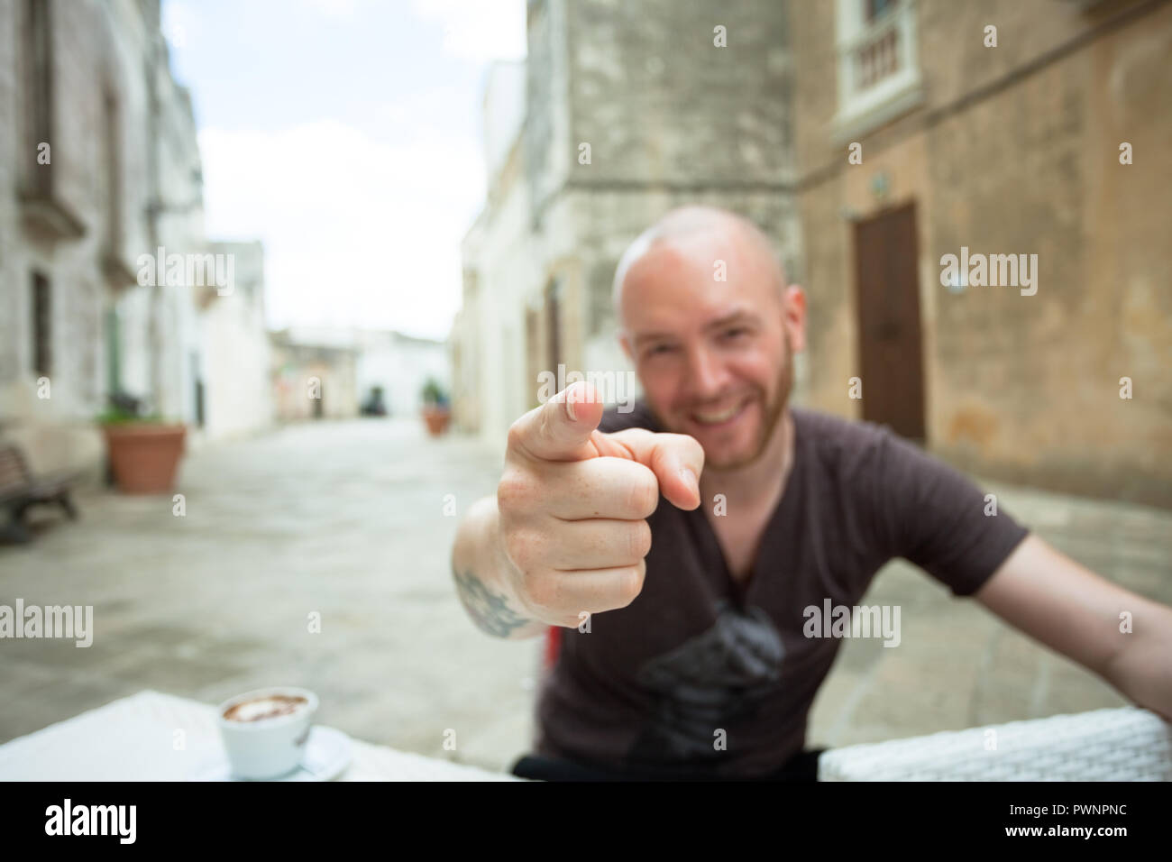 Specchia, Apulien, Italien - ein Mann, der an der Kamera zeigt mit dem Finger Stockfoto