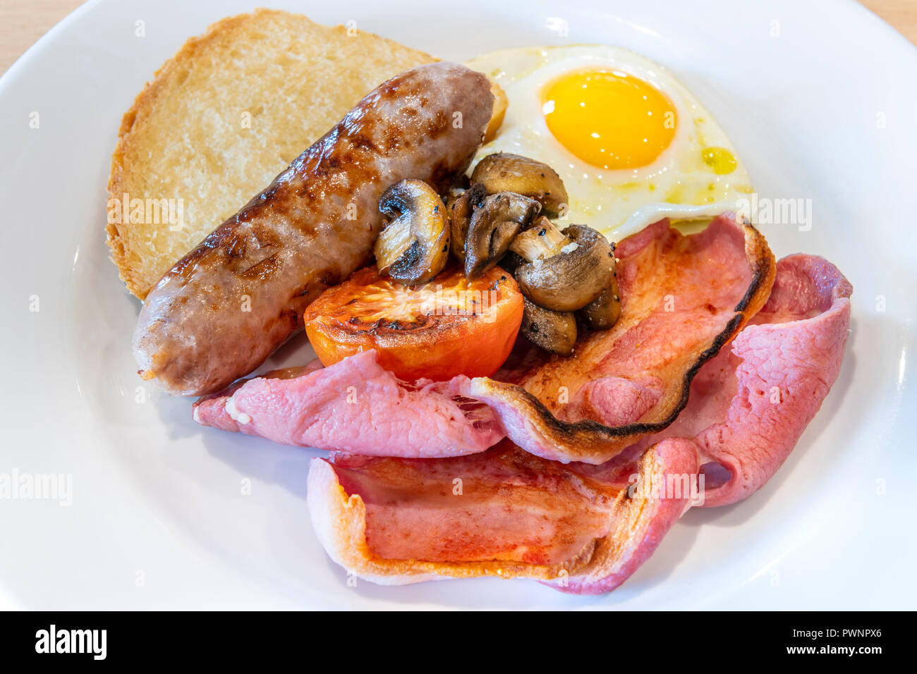 Das traditionelle englische Frühstück mit Speck und Eiern. Stockfoto