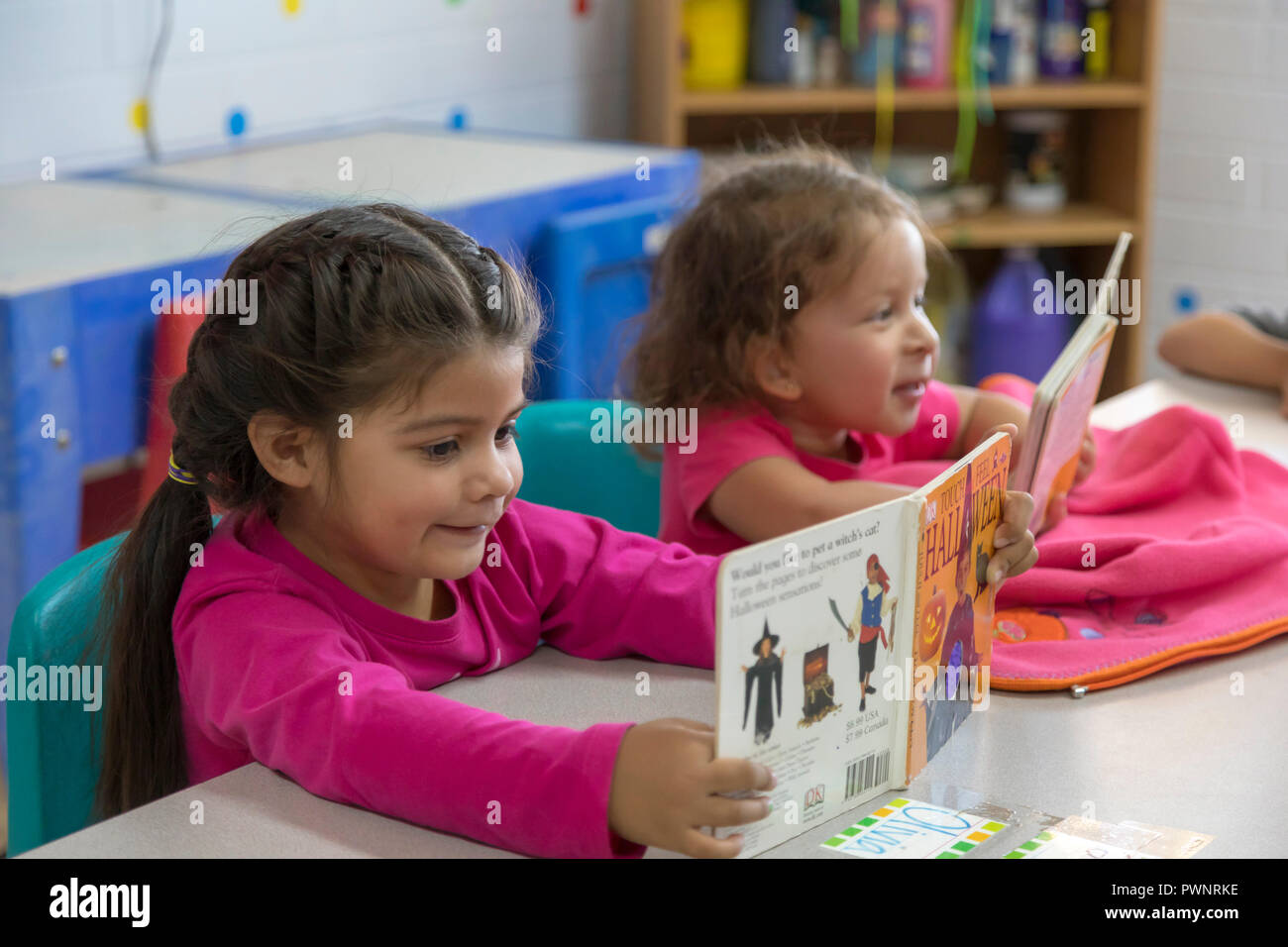 Alpine, Texas - Kinder lesen in den drei-jährigen Klassenzimmer an der Alpinen Community Center. Das Zentrum ist ein Projekt "Mission der Vereinigten Methodistischen Stockfoto