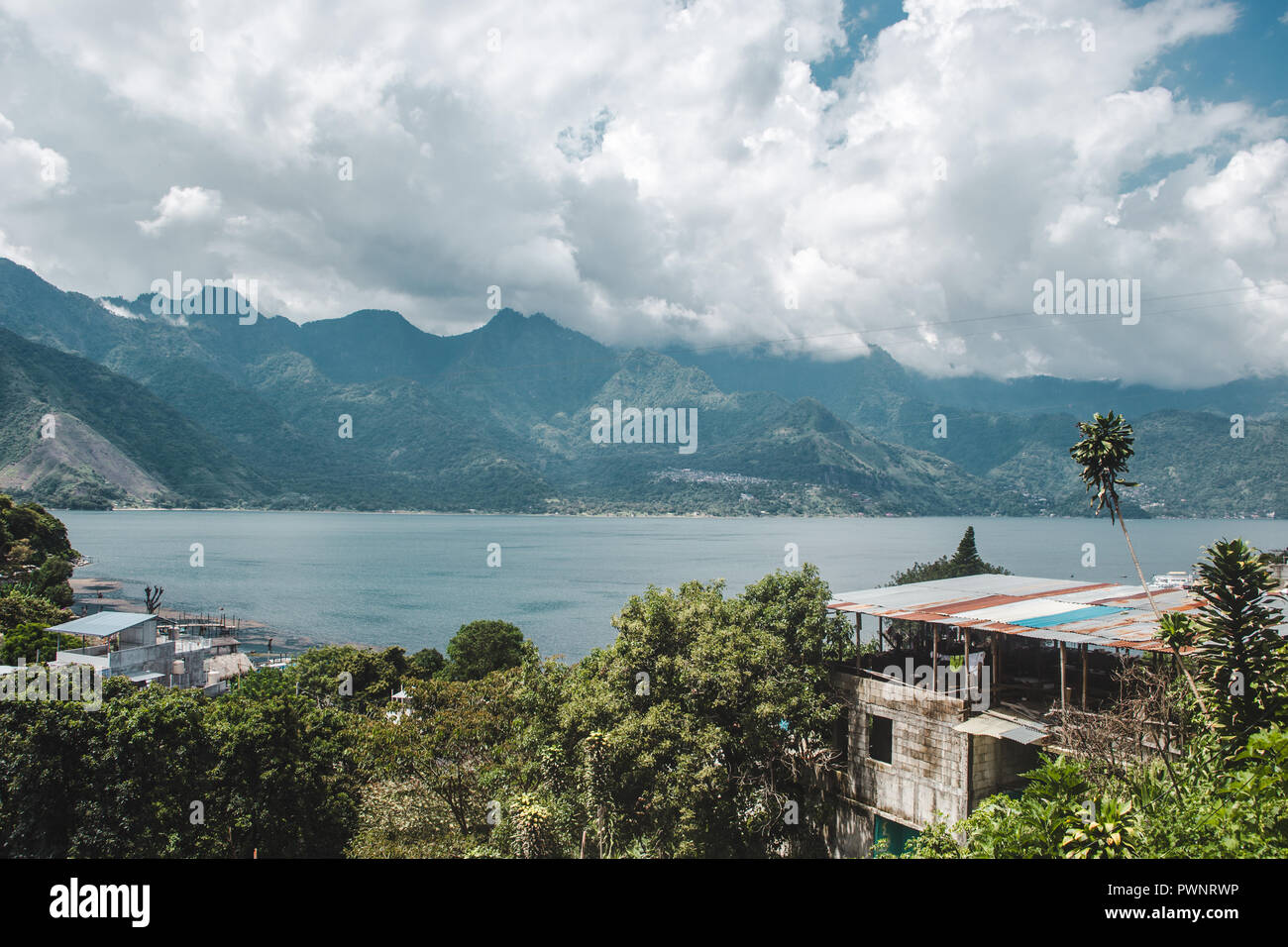 Blick über den grünen und blauen Landschaft um den Atitlán-See, Guatemala Stockfoto