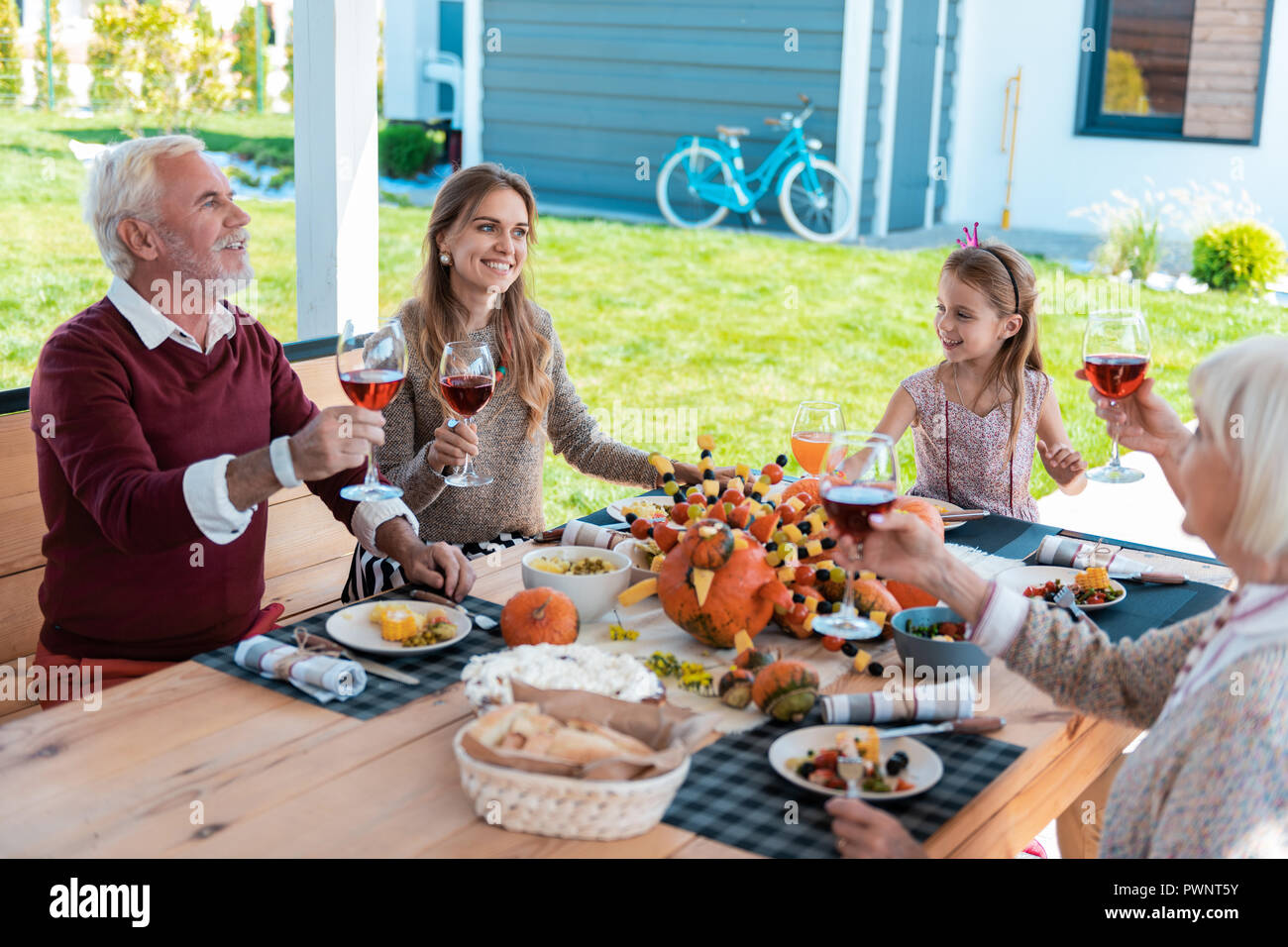 Attraktive weibliche Person am großen Tisch sitzen Stockfoto