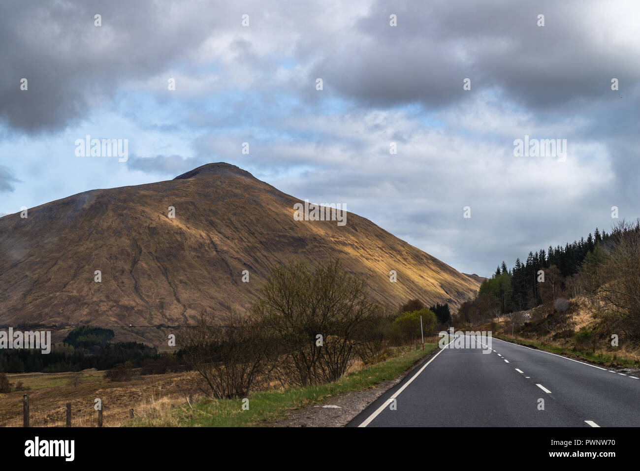 Leere Autobahn in Glen Etive mit Bergen des Glen Coe. Schottische Highlands, Schottland, Großbritannien, Stockfoto