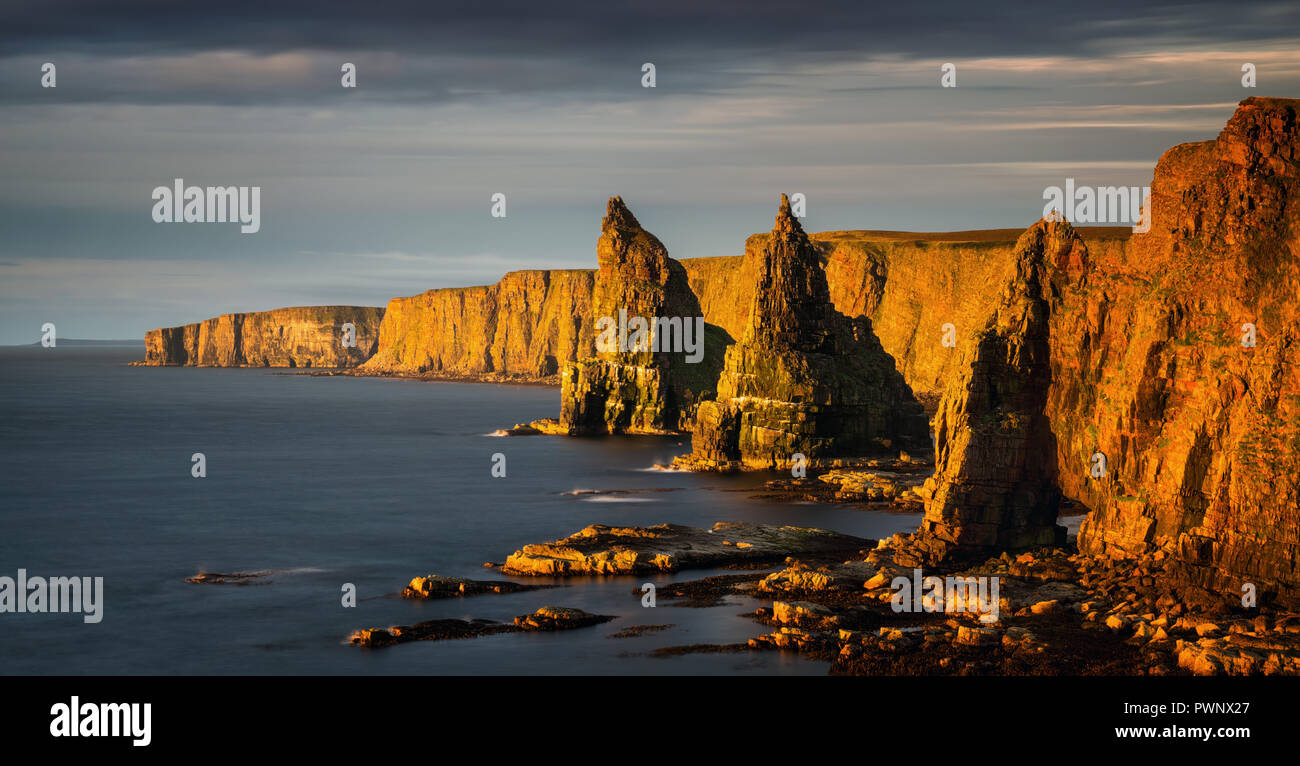 Panorama der Duncanby Kopf Klippen in Sunrise Licht, nördlichen Schottland Stockfoto