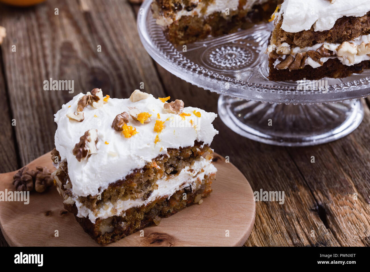 Karotte orange Layer Cake mit Cream Cheese frosting auf rustikalen Holztisch Stockfoto