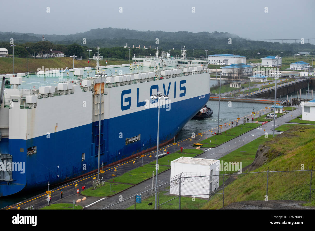 Mittelamerika, Panama, Colon. Panamakanal. Neue panamax Agua Clara Schlösser. Blick von der Observation Center. Glovis Sun (Car Carrier Schiff) Frachtschiff t Stockfoto