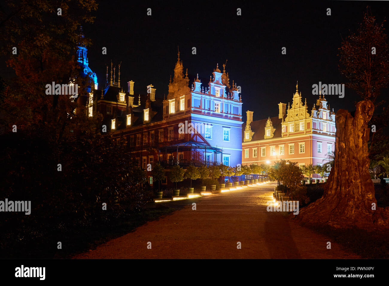 Das neue Schloss im Park Muskauer in der Nacht in Deutschland Stockfoto