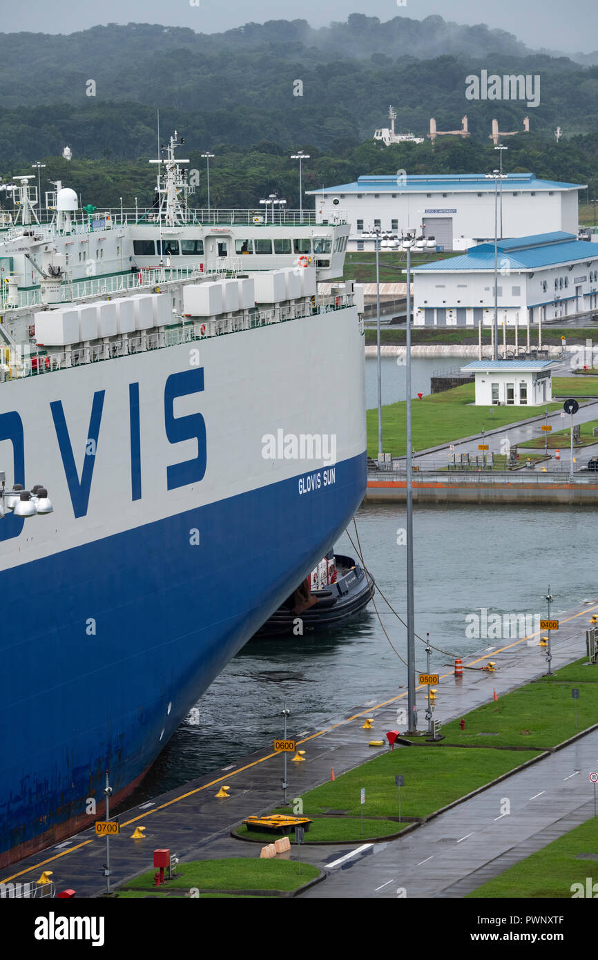 Mittelamerika, Panama, Colon. Panamakanal. Neue panamax Agua Clara Schlösser. Blick von der Observation Center. Glovis Sun (Car Carrier Schiff) Frachtschiff t Stockfoto