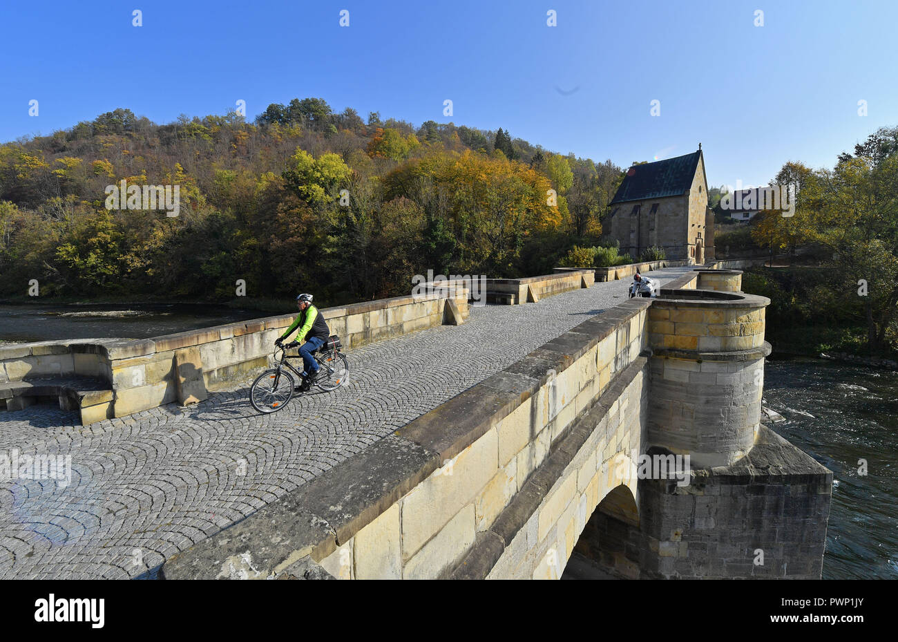 Ifta, Thüringen. 17 Okt, 2018. Der Herbst zeigt sich von seiner sonnigen Seite an der Alten Brücke und der Werra Liborius Kapelle. Die Steinerne Brücke wurde von Landgraf Ludwig IV. in 1223 gebaut. Foto: Martin Schutt/dpa-Zentralbild/dpa/Alamy leben Nachrichten Stockfoto