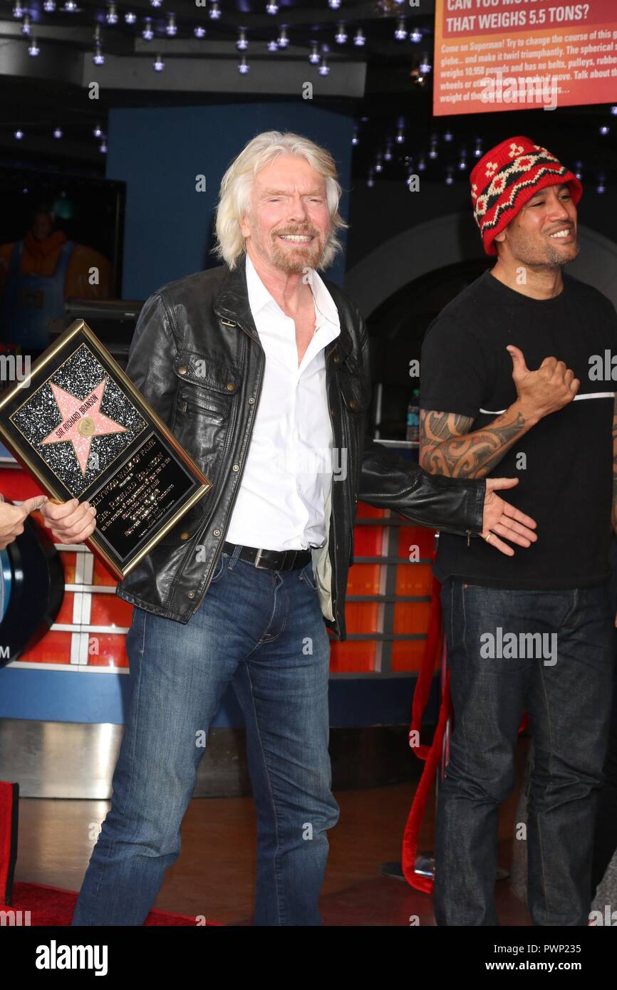 Los Angeles, CA, USA. 16 Okt, 2018. Sir Richard Branson, Ben Harper an der Induktion Zeremonie für Stern auf dem Hollywood Walk of Fame für Sir Richard Branson, Hollywood Boulevard, Los Angeles, CA 16. Oktober 2018. Credit: Priscilla Grant/Everett Collection/Alamy leben Nachrichten Stockfoto