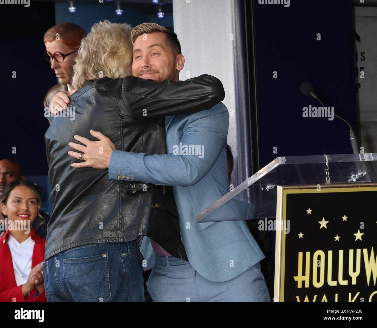 Los Angeles, CA, USA. 16 Okt, 2018. Sir Richard Branson, Lance Bass an der Induktion Zeremonie für Stern auf dem Hollywood Walk of Fame für Sir Richard Branson, Hollywood Boulevard, Los Angeles, CA 16. Oktober 2018. Credit: Priscilla Grant/Everett Collection/Alamy leben Nachrichten Stockfoto