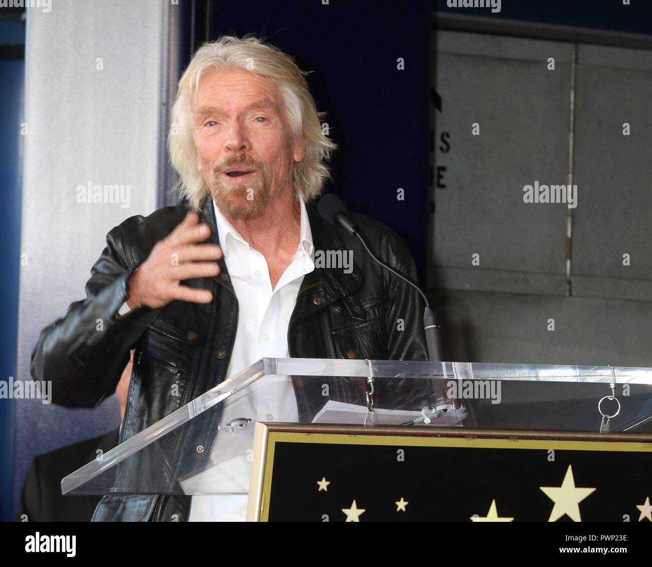 Los Angeles, CA, USA. 16 Okt, 2018. Sir Richard Branson in der Induktion Zeremonie für Stern auf dem Hollywood Walk of Fame für Sir Richard Branson, Hollywood Boulevard, Los Angeles, CA 16. Oktober 2018. Credit: Priscilla Grant/Everett Collection/Alamy leben Nachrichten Stockfoto