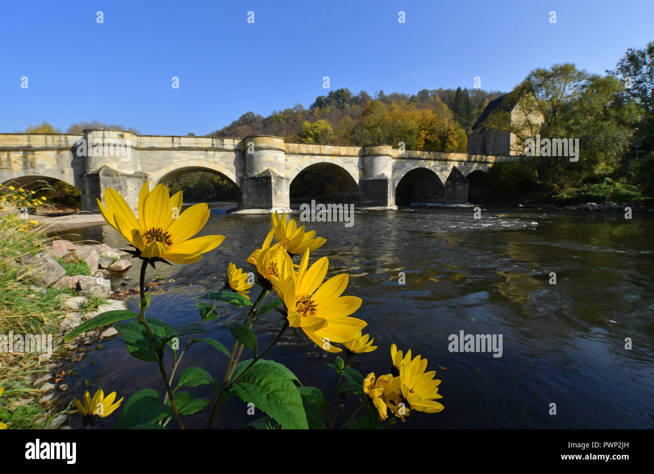 Ifta, Thüringen. 17 Okt, 2018. Der Herbst zeigt sich von seiner sonnigen Seite an der Alten Brücke und der Werra Liborius Kapelle. Die Steinerne Brücke wurde von Landgraf Ludwig IV. in 1223 gebaut. Foto: Martin Schutt/dpa-Zentralbild/dpa/Alamy leben Nachrichten Stockfoto