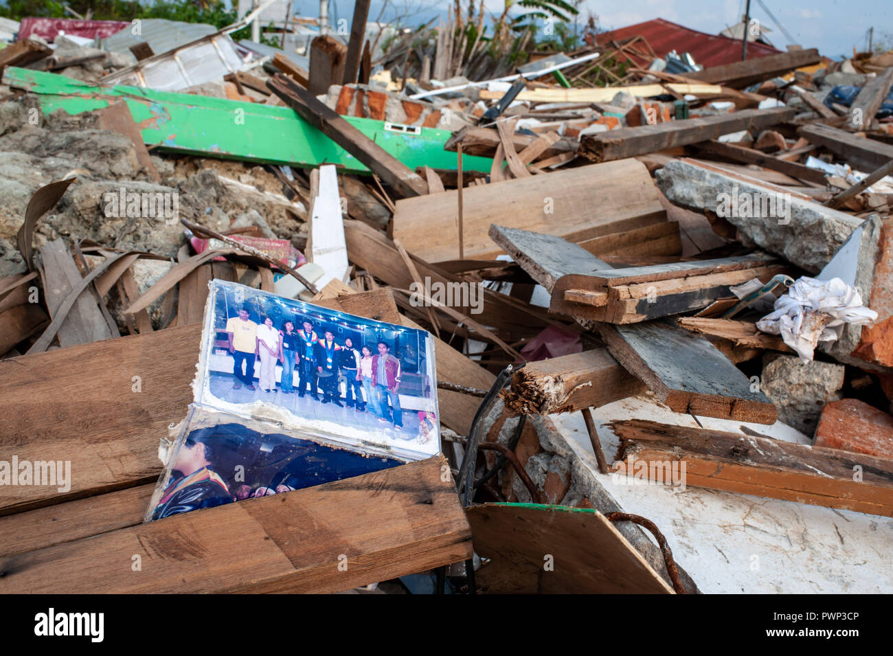 Sigi, Indonesien. 17 Okt, 2018. Beschädigte Gebäude sind in Petobo Dorf nach dem Erdbeben gesehen. Eine tödliche Erdbeben der Magnitude 7,5 und der Tsunami Welle verursacht durch die Stadt von Palu und viel von der Gegend in Zentral-sulawesi zerstört hat. Nach Ansicht der Beamten, die Zahl der Todesopfer von verheerenden Erdbeben und Tsunami steigt auf 2088, rund 5000 Menschen in Krankenhäusern sind schwer verletzt und einige 62.000 Menschen wurden vertrieben. Credit: SOPA Images Limited/Alamy leben Nachrichten Stockfoto