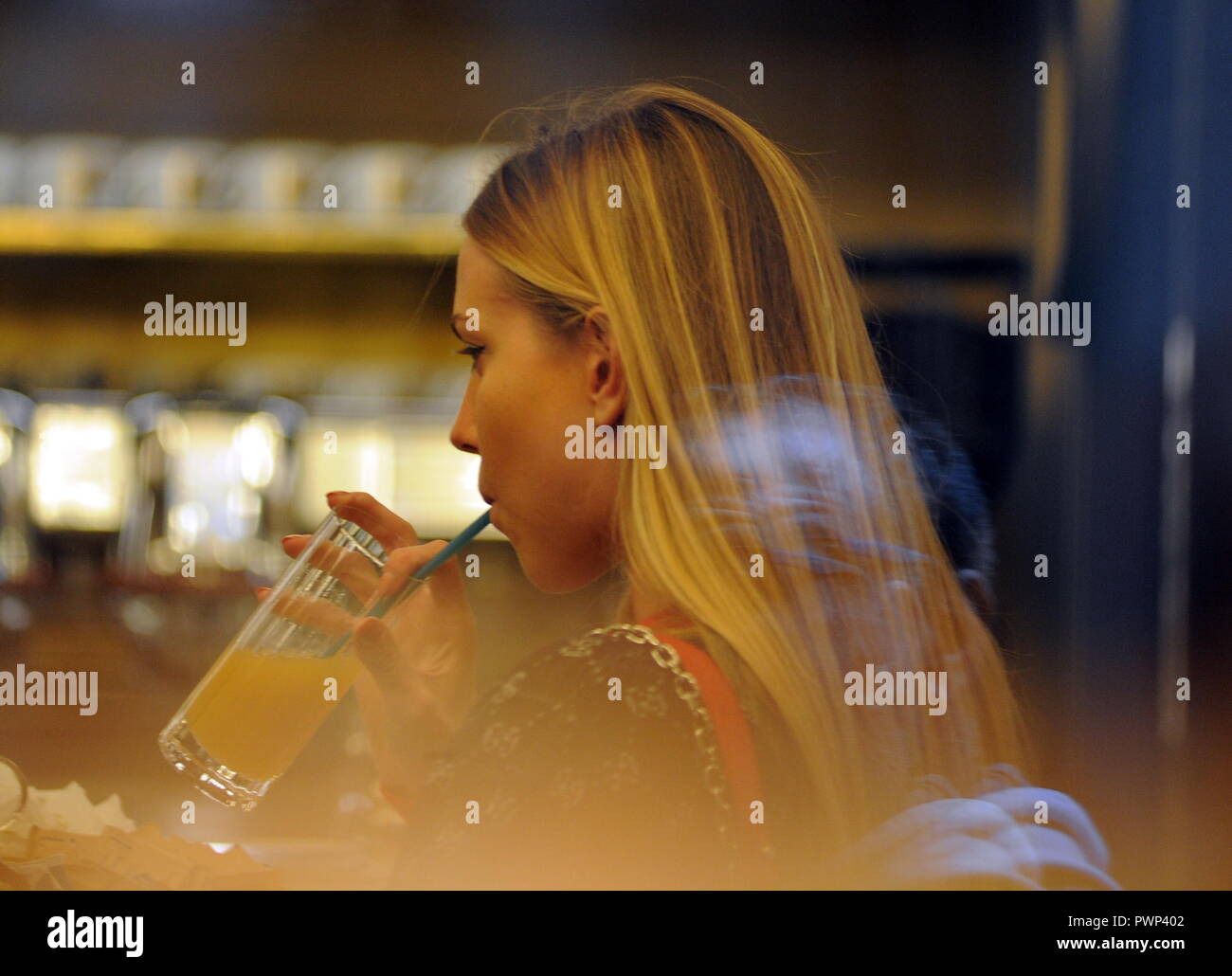 Mailand, Italien. 17 Okt, 2018. Taylor Mega im Zentrum Taylor Mega, ein 24-jähriger Modell und Beeinflusser aus dem Friaul, die ein kurzes Verhältnis mit Flavio Briatore und in diesen Tagen auch mit SFERA EBBASTA, der berühmte Rapper hat, Entsprechend hartnäckig Gerüchte könnten bald der Große Bruder Haus betreten - Die News wurde von Chi letzte Woche in der Vorschau angezeigt, aber im Moment TAYLOR MEGA wie die Fotos zeigen noch nicht eingegeben. Credit: Unabhängige Fotoagentur Srl/Alamy leben Nachrichten Stockfoto