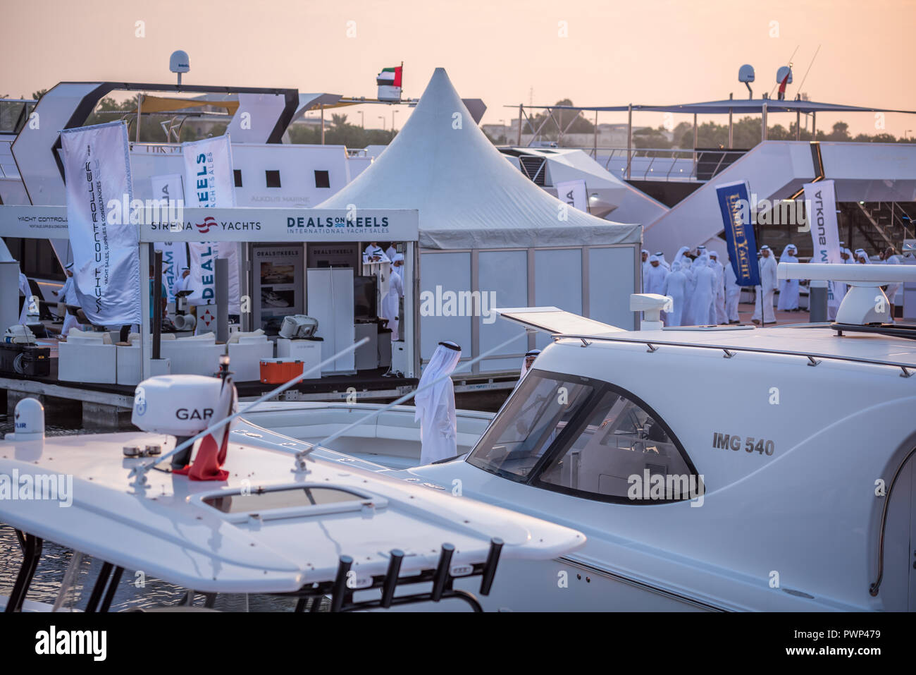Abu Dhabi National Exhibition Centre, VAE - 17. Oktober, 2018: Abu Dhabi International Boat Show 2018 zieht arabische Scheichs und Arabischen Royal von Abu Dhabi. Credit: Fahd Khan/Alamy leben Nachrichten Stockfoto