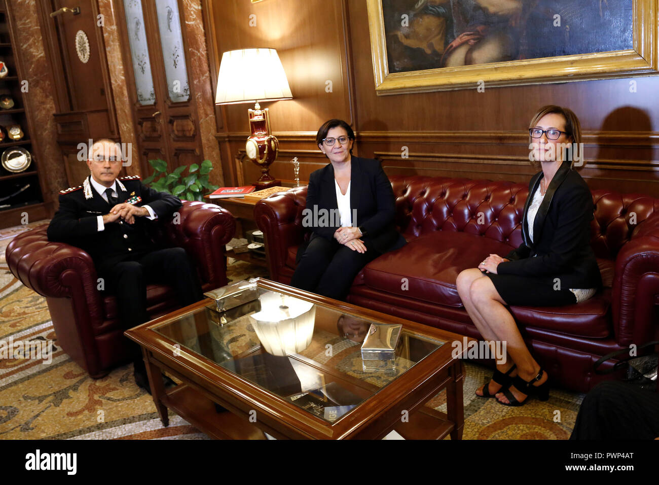 Giovanni Nistri, Elisabetta Trenta e Ilaria Cucchi Rom Oktober 17 2018. Ilaria Cucchi Cucchi, Stefano's Schwester trifft der italienische Minister der Verteidigung und die allgemeinen Kommandant der Carabinieri. Stefano Cucchi wurde am 15. Oktober 2009 Für Drogenbesitzes festgenommen, nachdem Sie in "Regina Coeli" für ein paar Tage ins Gefängnis verurteilt, wurde er zu Sandro Pertini Krankenhaus, wo er am 22. Oktober 2009 starb übertragen. Auf seinem Körper waren viele Anzeichen von Missbrauch und Gewalt gefunden. Die Beklagten sind 5 Karabiniere. Foto Samantha Zucchi Insidefoto Stockfoto