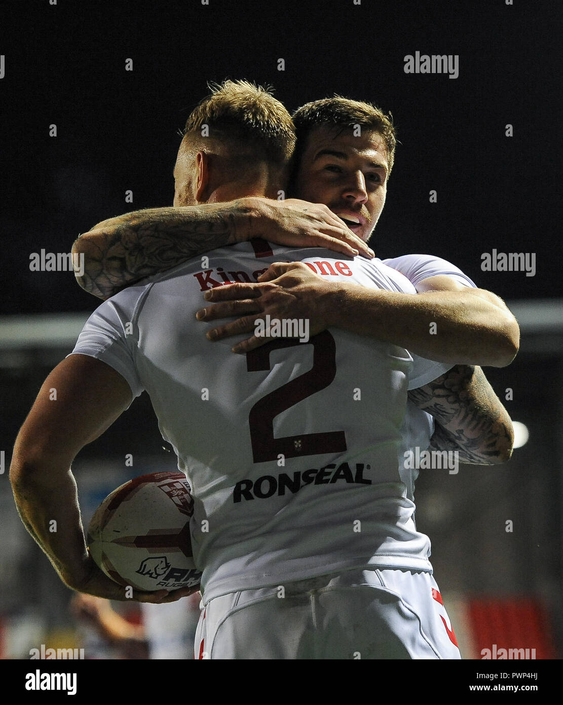 Leigh, UK, 17. 10. 2018. 17. Oktober 2018. Leigh Sports Village, Leigh, England; Rugby League Dacia International, England gegen Frankreich; Mark Percival gratuliert Tom Johnstone auf seiner ersten Hälfte hat-Trick. Foto: Dean Williams Credit: Dean Williams/Alamy Live News Credit: Dean Williams/Alamy leben Nachrichten Stockfoto