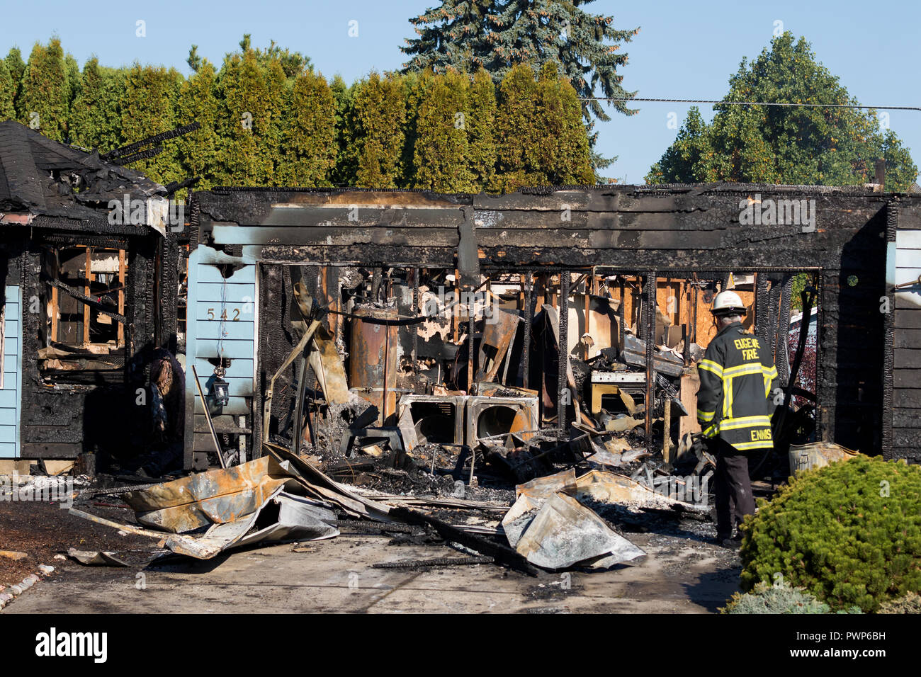 Springfield, Virginia, United States. 17. Oktober, 2018. Fire Chief Ennis bewertet, dass der Schaden nach Hause nach ein Unbekannter schütze Leuchten mehrere Häuser in Brand und dann schießt auf ersthelfer vor seinem eigenen Leben nehmen. Joshua Rainey/Alamy leben Nachrichten Stockfoto