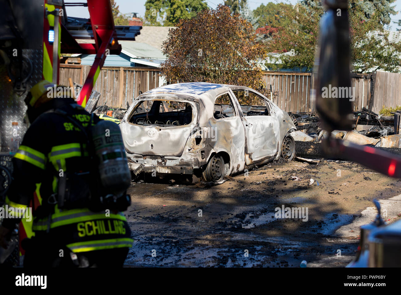 Springfield, Virginia, United States. 17. Oktober, 2018. Toyota Prius ist vollständig verbrannt und fast unkenntlich, nachdem ein Unbekannter schütze Leuchten mehrere Häuser in Brand und dann schießt auf ersthelfer vor seinem eigenen Leben nehmen. Joshua Rainey/Alamy leben Nachrichten Stockfoto