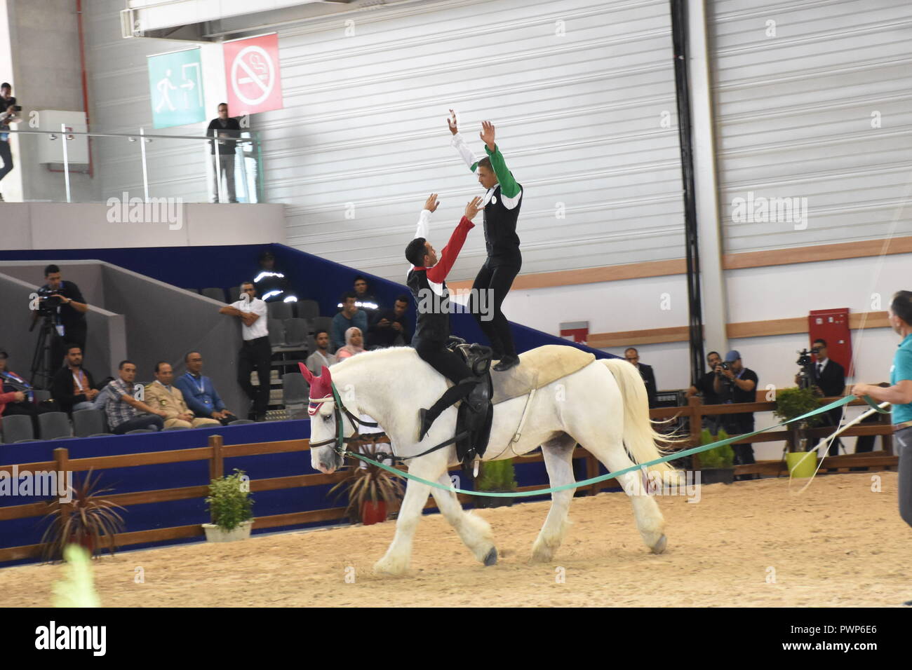 El Jadida, Marokko. 17 Okt, 2018. Die Teilnehmer führen Equestrian vaulting auf ein Pferd Ausstellung in El Jadida, Marokko, am Okt. 17, 2018. Die 11. Ausgabe des Salon du Cheval, flaggschiff Pferd Marokkos Ausstellung, geöffnet Dienstag im Atlantic City von El Jadida mit der Teilnahme von 28 Ländern. Credit: Aissa/Xinhua/Alamy leben Nachrichten Stockfoto El Jadida, Marokko. 17 Okt, 2018. Die Teilnehmer führen Equestrian vaulting auf ein Pferd Ausstellung in El Jadida, Marokko, am Okt. 17, 2018. Die 11. Ausgabe des Salon du Cheval, flaggschiff Pferd Marokkos Ausstellung, geöffnet Dienstag im Atlantic City von El Jadida mit der Teilnahme von 28 Ländern. Credit: Aissa/Xinhua/Alamy leben Nachrichten Stockfoto