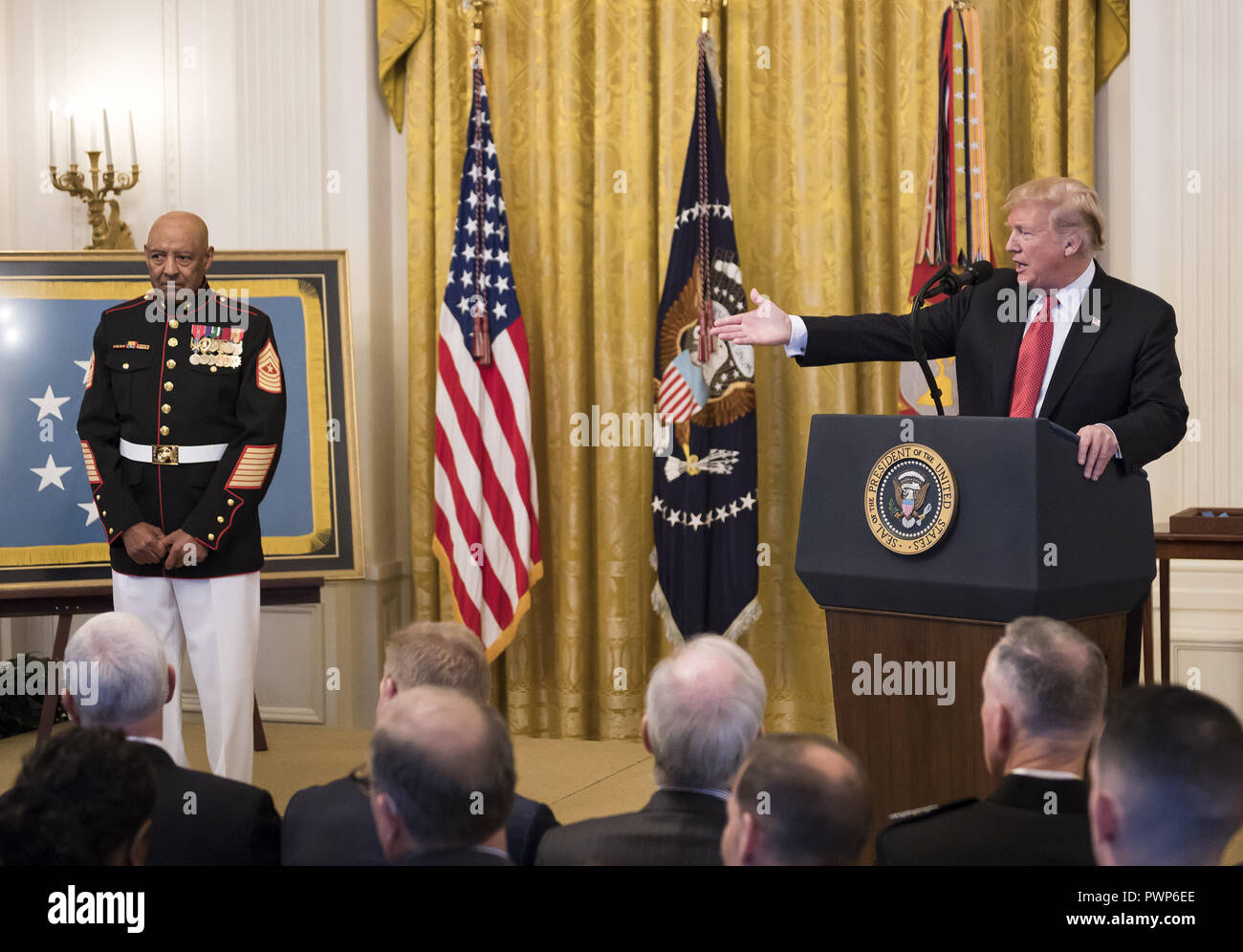 Washington, District of Columbia, USA. 17 Okt, 2018. Präsidenten der Vereinigten Staaten Donald J. Trumpf Awards die Ehrenmedaille der Sergeant Major John L. Canley, US Marine Corps (im Ruhestand), für auffällige Galanterie während des Vietnam Krieges in einer Zeremonie im East Room des Weißen Hauses in Washington, DC am Mittwoch, Oktober 17, 2018 Credit: Ron Sachs/CNP/ZUMA Draht/Alamy leben Nachrichten Stockfoto