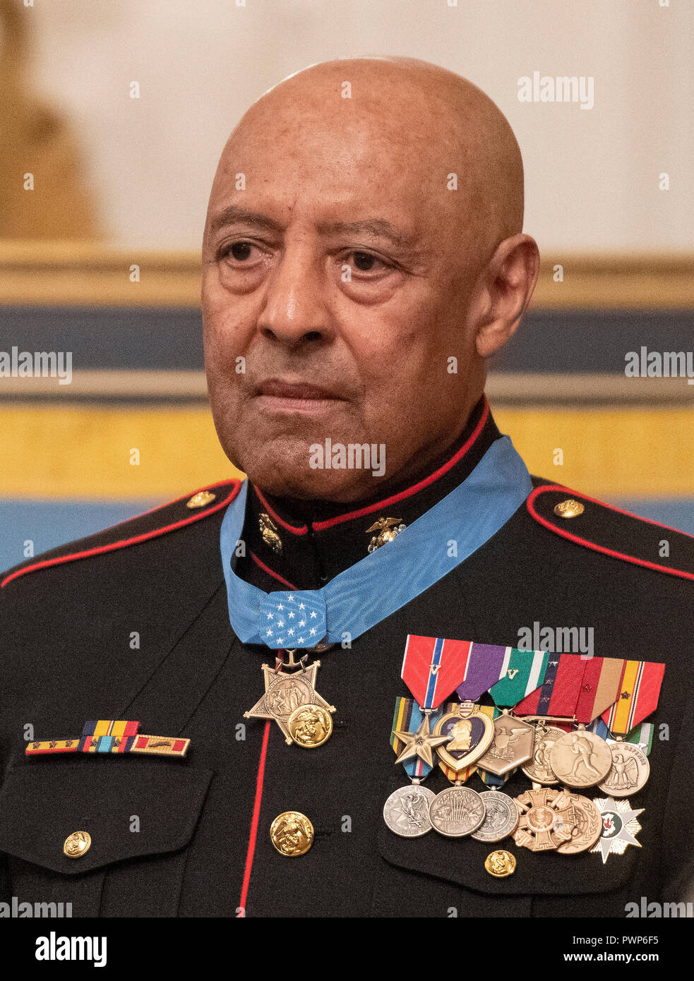 Washington, USA. 17. Okt 2018. Sergeant Major John L. Canley, United States Marine Corps (im Ruhestand) trägt seine Medaille zum Abschluss der Zeremonie, wo US-Präsident Donald J. Trumpf ihm die Ehrenmedaille für auffällige Galanterie während des Vietnam Krieges in einer Zeremonie im East Room des Weißen Hauses in Washington, DC am Mittwoch, 17. Oktober 2018 vergeben. Credit: Ron Sachs/CNP/MediaPunch Credit: MediaPunch Inc/Alamy leben Nachrichten Stockfoto