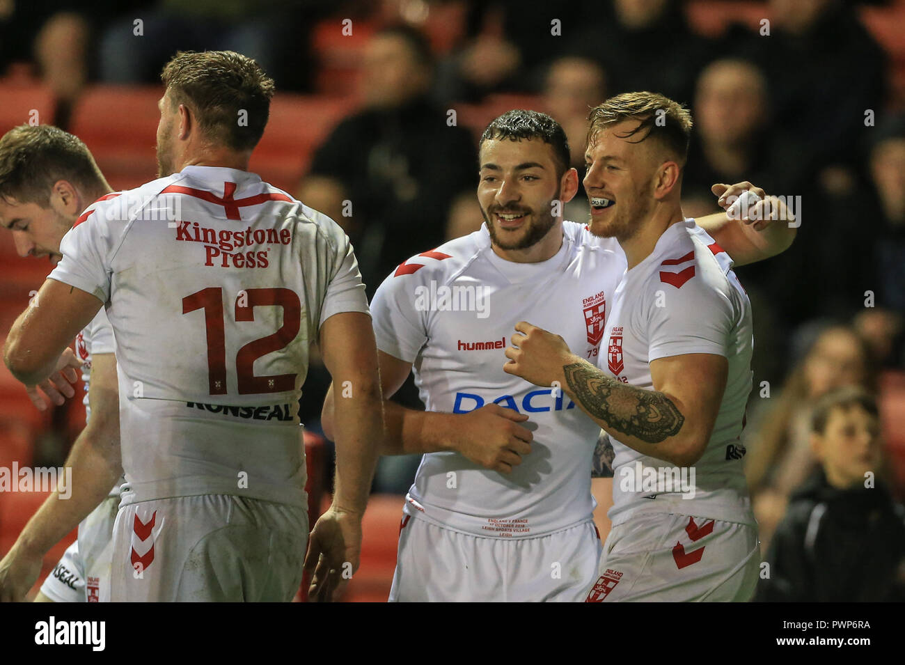 Leigh, UK. 17. Oktober 2018, Leigh Sports Village, Leigh, England; Rugby League International, England v France; Tom Johnstone von England feiert seinen ersten Hälfte hattrick Credit: Mark Cosgrove/News Bilder Credit: Aktuelles Bilder/Alamy leben Nachrichten Stockfoto