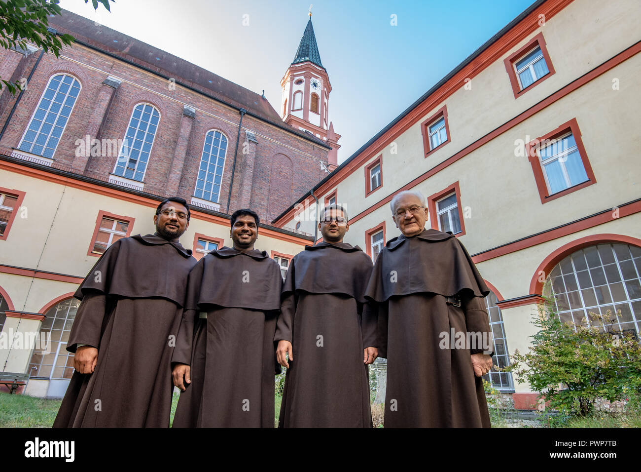 Straubing, Deutschland. 10 Okt, 2018. Vater Paul (L-R), Pater Anil, Vater Jim und Pater Englmar im Kloster der Karmeliterinnen stehen. Der Freistaat Bayern hat das Kloster, die von der Schließung bedroht ist gekauft und wird es auf dem Campus der Technischen Universität München zur Verfügung. (Dpa 'Väter und Professoren in Straubing Kloster der Karmeliterinnen" vom 18.10.2018) Credit: Armin Weigel/dpa/Alamy leben Nachrichten Stockfoto