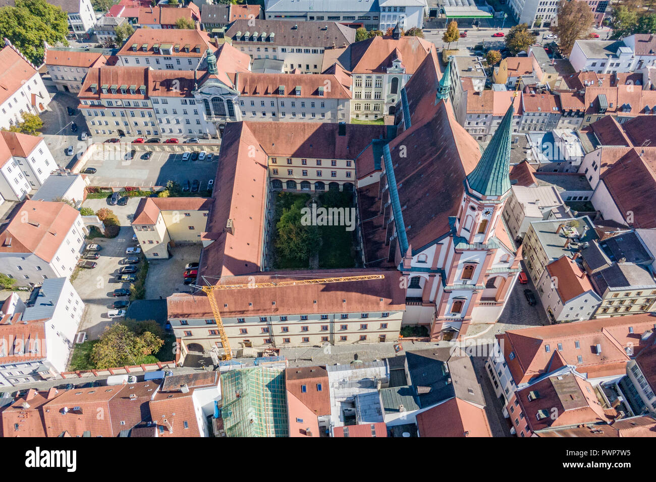 Straubing, Deutschland. 10 Okt, 2018. Das Kloster der Karmeliterinnen im Zentrum der Stadt (Luftbild mit Drone). Foto: Armin Weigel/dpa/Alamy leben Nachrichten Stockfoto