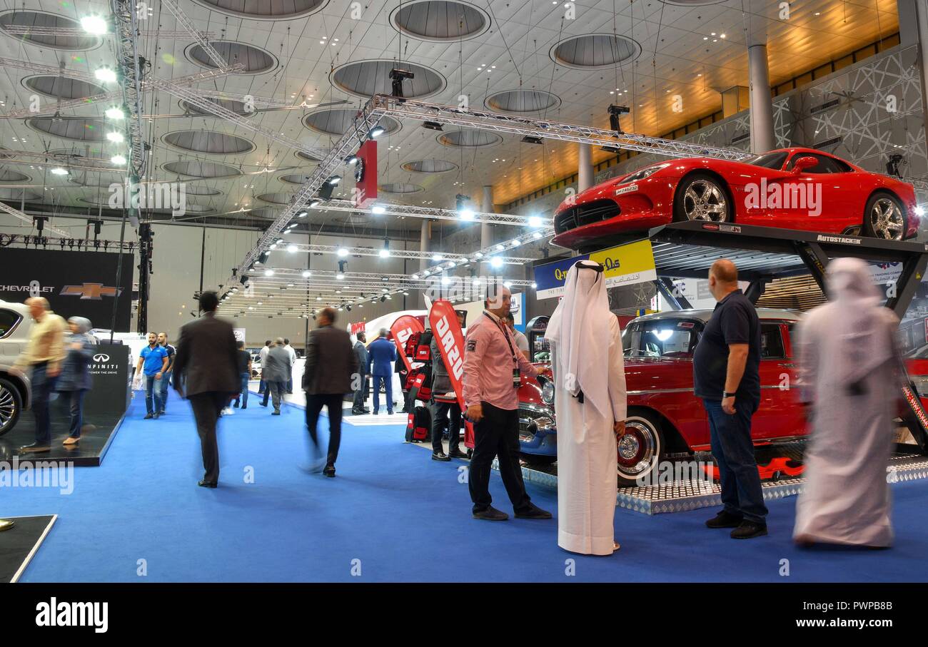 (181018) - Doha, Oktober 18, 2018 (Xinhua) - die Leute besuchen die Qatar Motor Show 2018 auf der Exhibition & Convention Center in Doha, der Hauptstadt von Katar, am Okt. 17, 2018. Die fünftägige Motor Show war am Mittwoch geöffnet. (Xinhua / Nikku) (qxy) Stockfoto