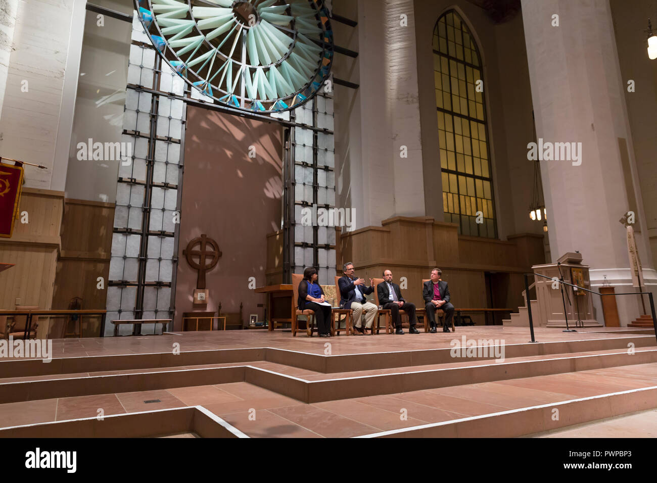 Seattle, Washington DC, USA. 17. Okt 2018. Rechte Polwender Greg Rickel (r), Bischof der anglikanischen Diözese von Olympia, moderiert eine Podiumsdiskussion mit (L, R) Estela Ortega, Executive Director von El Centro de la Raza; Marcos Martinez, Executive Director von Casa Latina und Michael Ramos, Executive Director der Kirche des Großraum Seattle. Das Panel wurde als Teil einer Diskussion über den aktuellen Zustand der Einwanderung "Immigration Reform im Staat Washington "Mit Attorney General Bob Ferguson statt. Credit: Paul Christian Gordon/Alamy leben Nachrichten Stockfoto