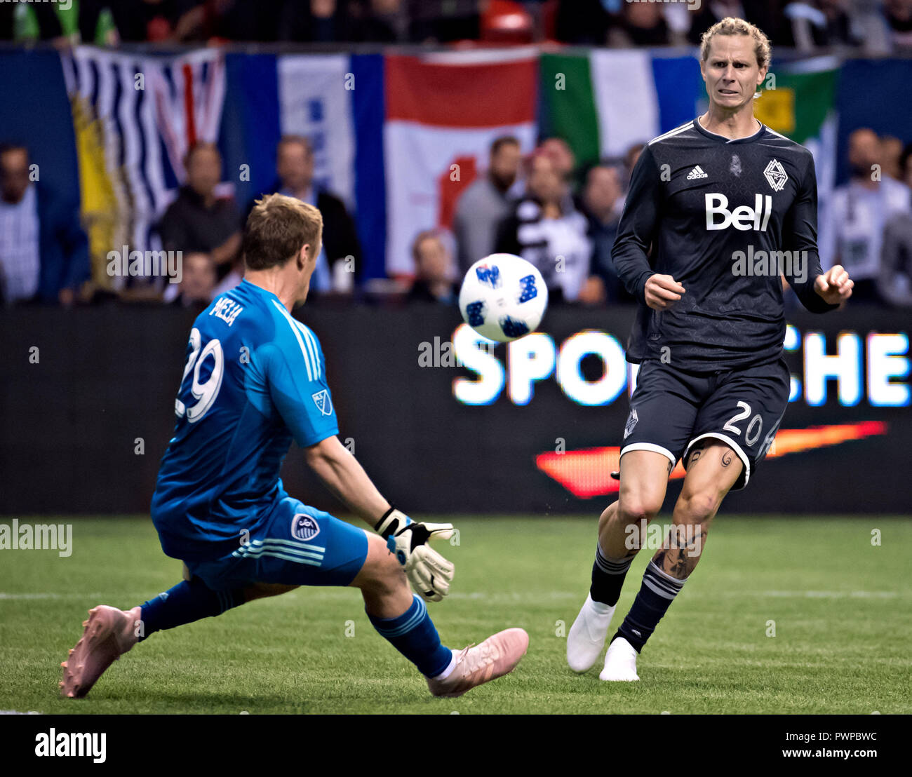 (181018) - VANCOUVER, Oktober 8, 2018 (Xinhua) - Goalie Tim Melia (L) von Sporting Kansas City die Kugel von brek Shea von Vancouver Whitecaps während der 2018 Major League Soccer (MLS) Spiel im BC Place in Vancouver, Okt. 17, 2018 rettet. Sporting Kansas City gewann 4-1. (Xinhua / Andrew Soong) Stockfoto