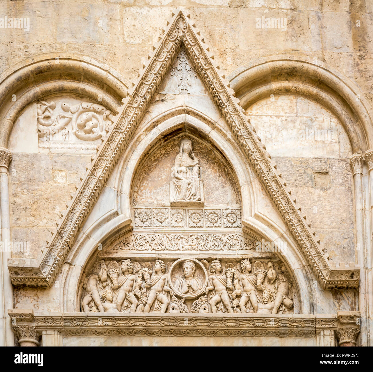 Details von der Dekoration über die Tür Der gotic Querschiff der Kathedrale der Heiligen Maria im Burgviertel, Cagliari, Sardinien, Italien Stockfoto