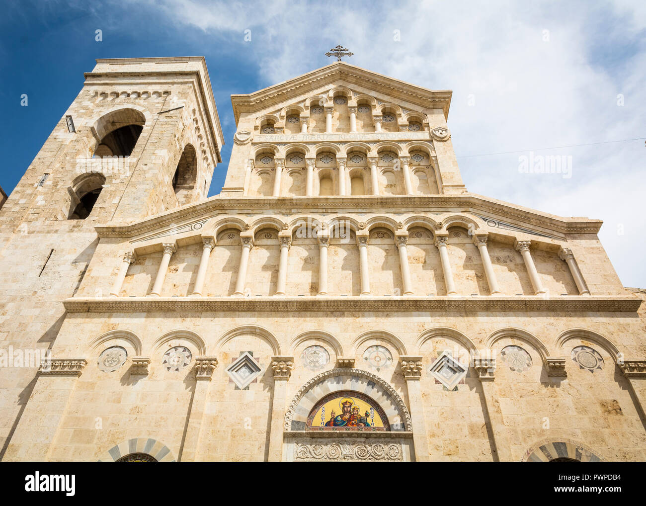 Neo-gotischen Fassade der Kathedrale von Cagliari Santa Maria. gebaut von Pisani im dreizehnten Jahrhundert, die tiefgreifenden Veränderungen in den Jahrhunder t durchgemacht hat Stockfoto