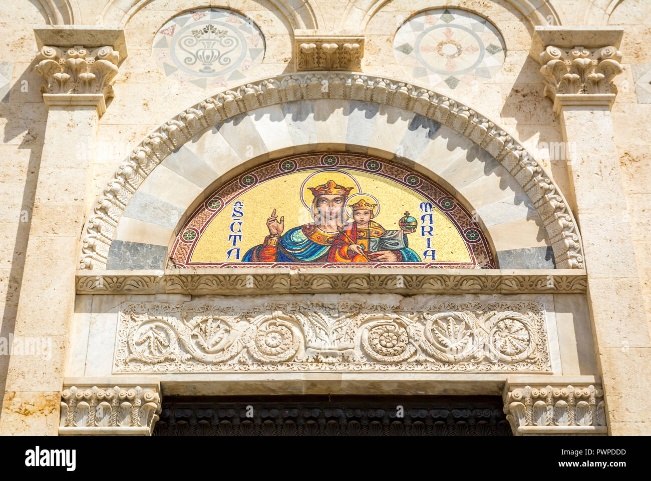 Details der Mosaik Tympanon über dem Haupteingang der Kathedrale der Heiligen Maria, im Burgviertel von Cagliari, Sardinien, Italien Stockfoto