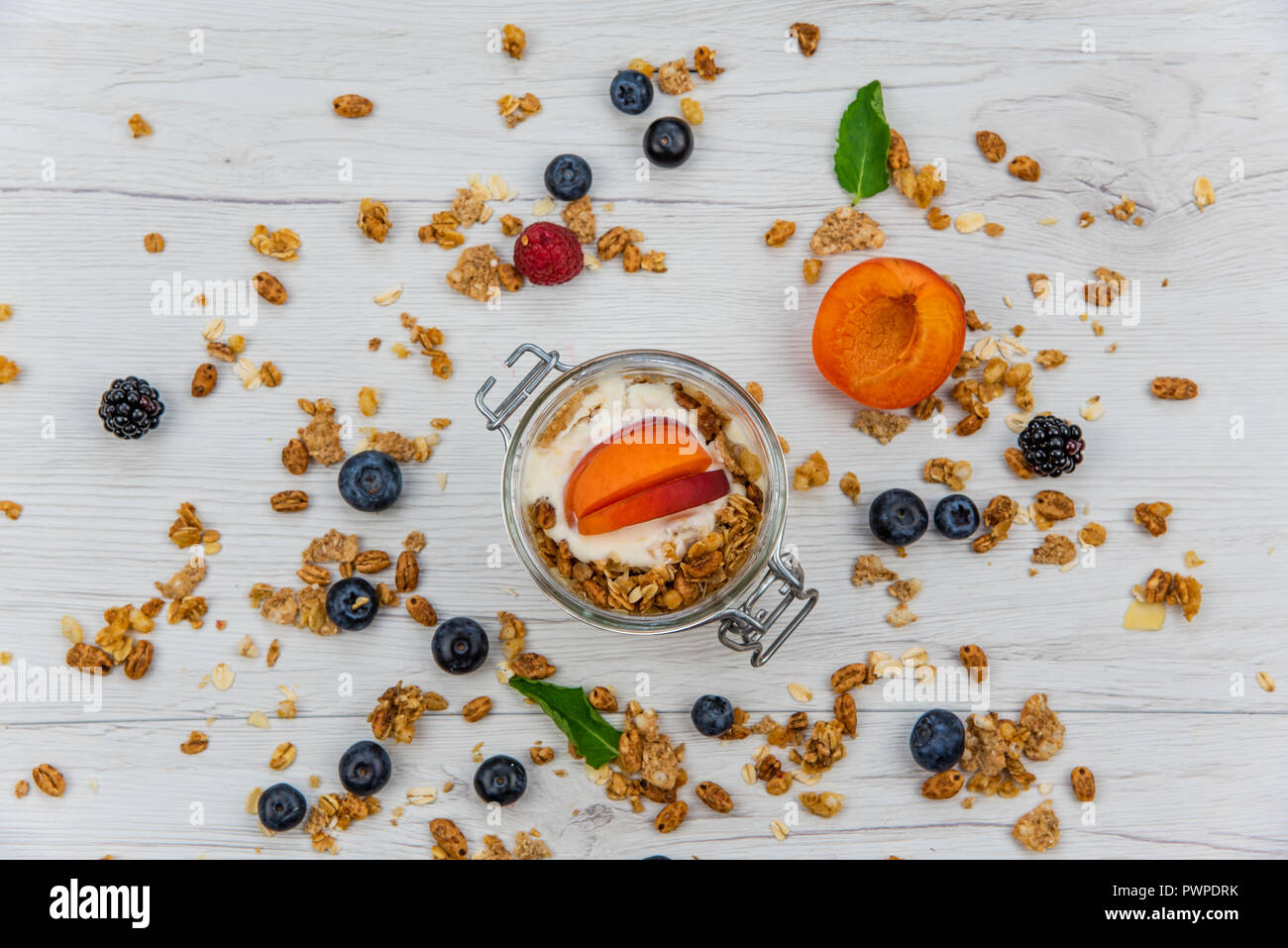 Glas Joghurt mit Müsli und frischen Beeren auf weißem Holz Tabelle ...