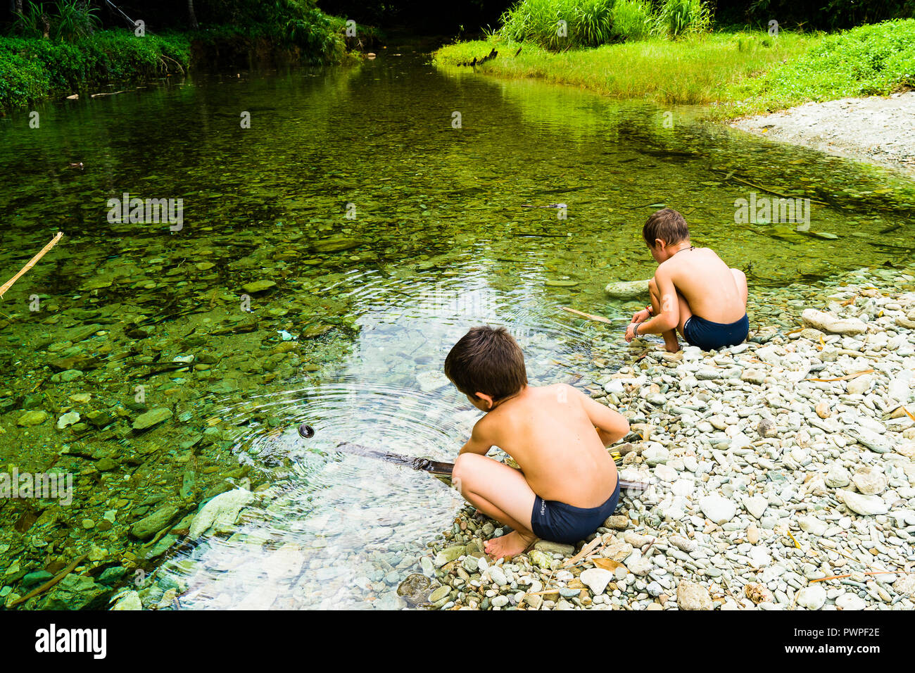 Zwei Kinder 6 und 8 Jahre alt, spielen in den Fluss, Charlotteville, Tobago, Trinidad und Tobago, West Indies, Südamerika Stockfoto