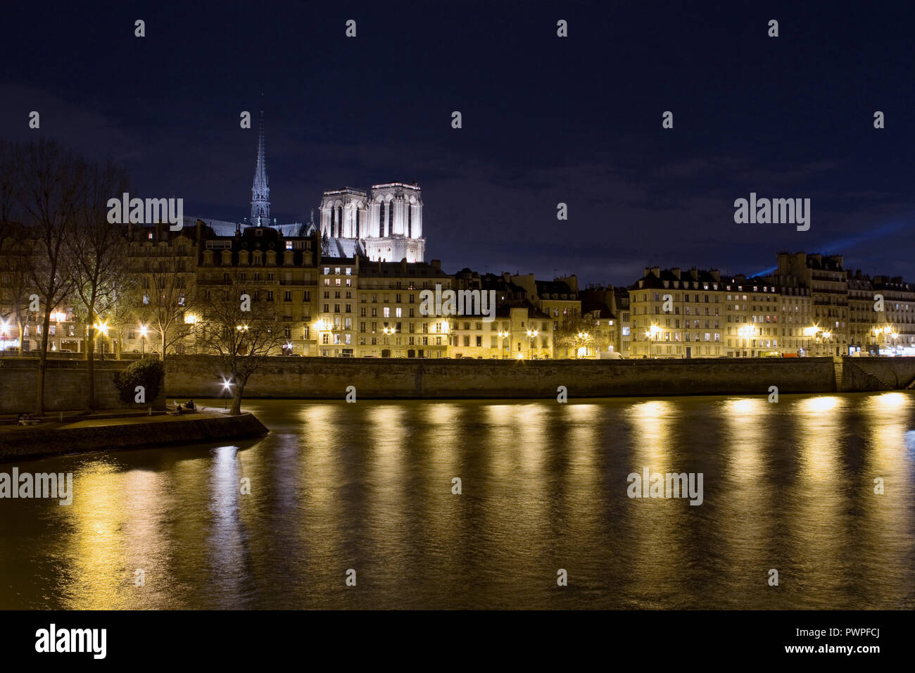 Frankreich, Paris, Ile de la Cite, Quai aux Fleurs in der Nacht. Stockfoto