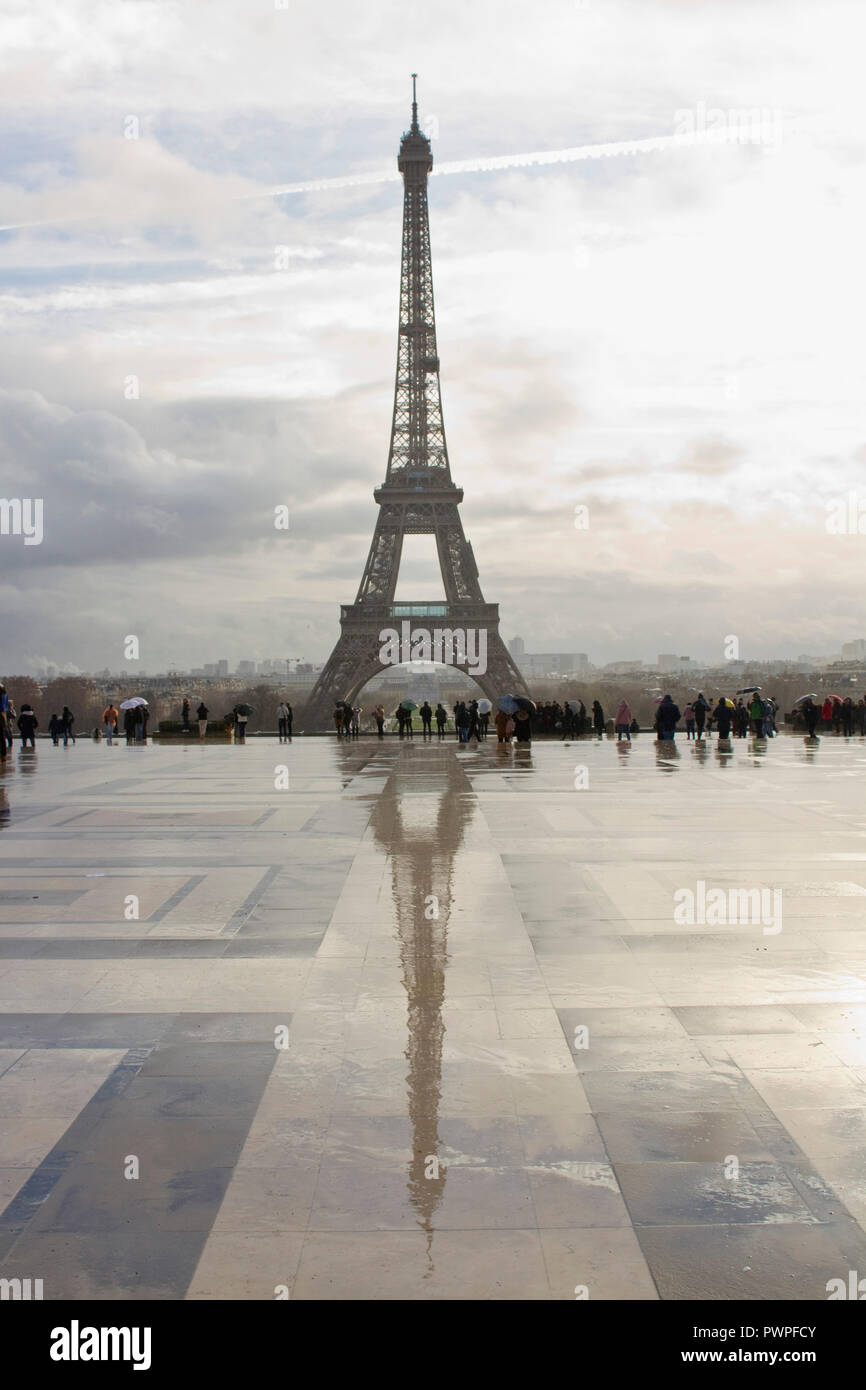 Frankreich, Paris, Trocadero Plaza der Menschenrechte, Touristen im Regen. Stockfoto
